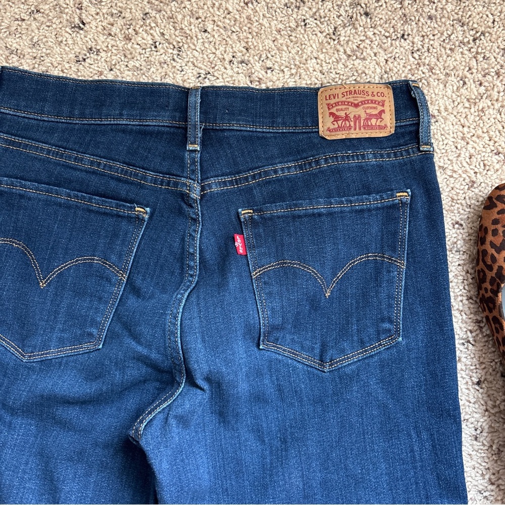 Levi Strauss Co. women’s Dark wash 311 shaping skinny jeans, size 29 - Picture 6 of 11